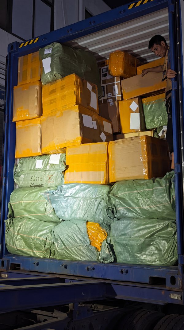 Укладання контейнера на консолідаційному складі CFS перед відправленням
